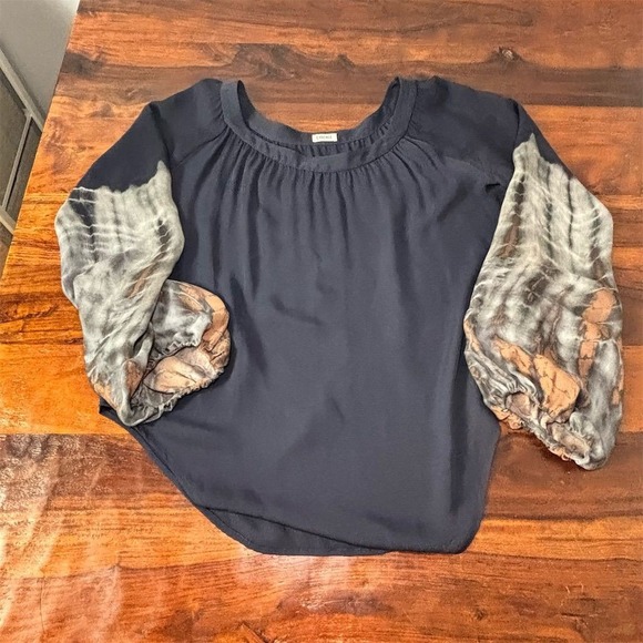 L'AGENCE Women's Silk Blouse Size‎ 8 Snake Print Sleeves Boat Neck